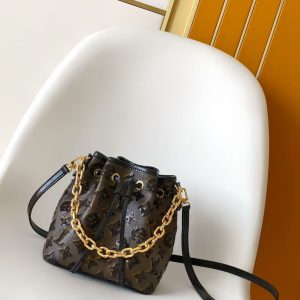 p660 This NoeBB handbag from the LVSki collection features a canvas body adorned with dazzling Monogram sequins, its luminous finish perfect for both countryside and urban evening occasions. The striking wide chain reinterprets the original 1932 design, while its convenient size easily holds essentials like your favorite lipstick.Dimensions: 22 × 17.5 × 13 cm